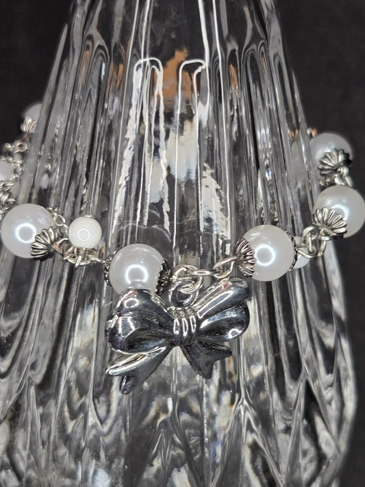 Silver Serenade Bow & Pearl Bracelet – Vintage Charm Chain Design