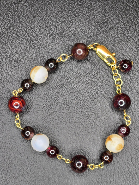 Crimson Eclipse Gemstone Bracelet – Garnet, Agate & Gold Chain Elegance