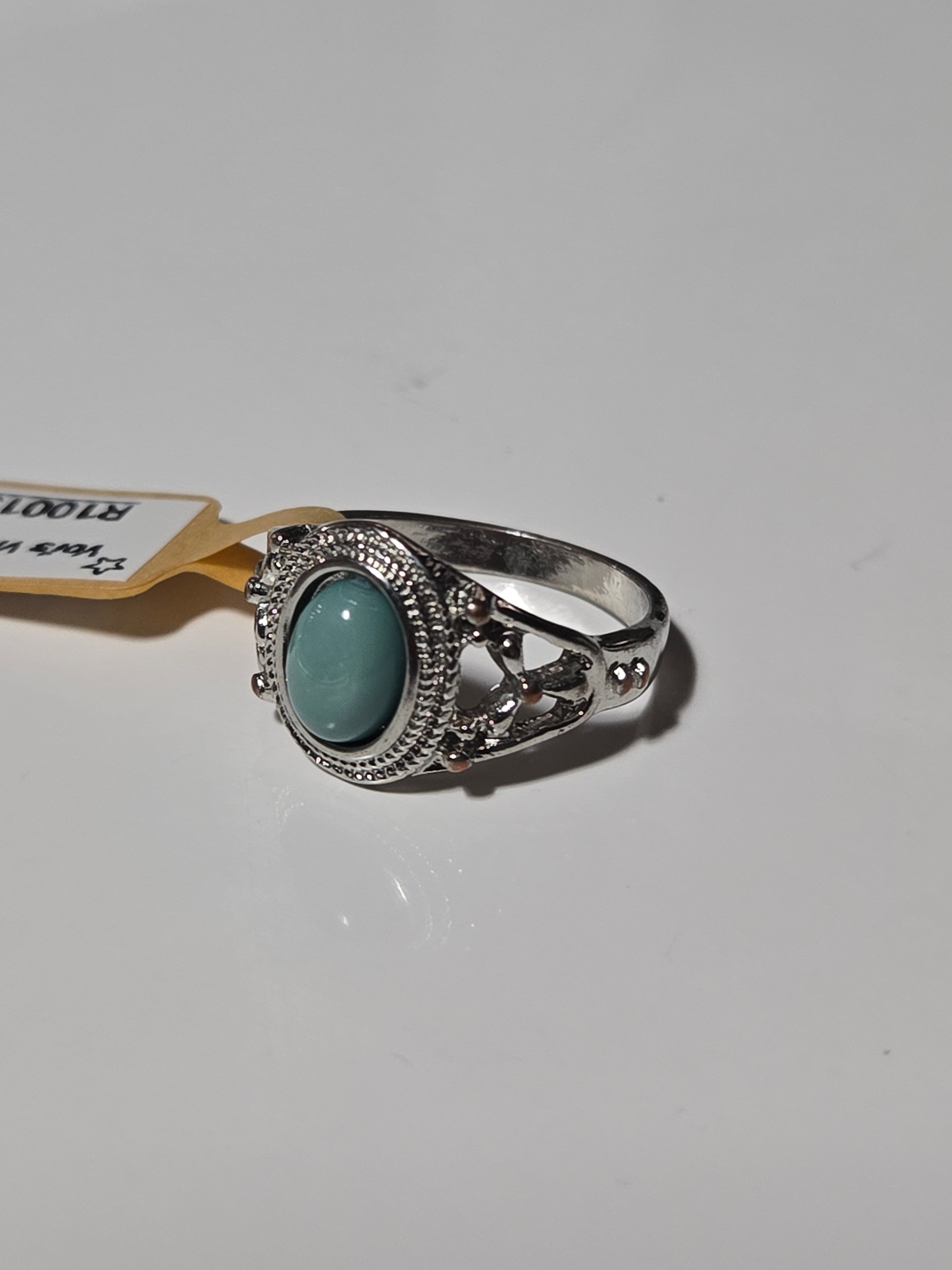 💎 Turquoise Crest Ring — Sterling Silver Vintage-Style Band